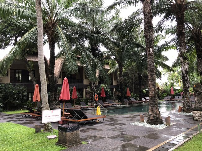 「The Segara @ Village 2」専用プールを囲むように建っています。<br />小雨が降っていたので、ゲストは全然いませんでした。