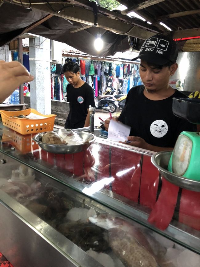 看板にはグラム当たりの料金表があり、更に選んですぐお兄さんが計りに乗せて目の前で計ってくれるため、明朗会計です。<br />