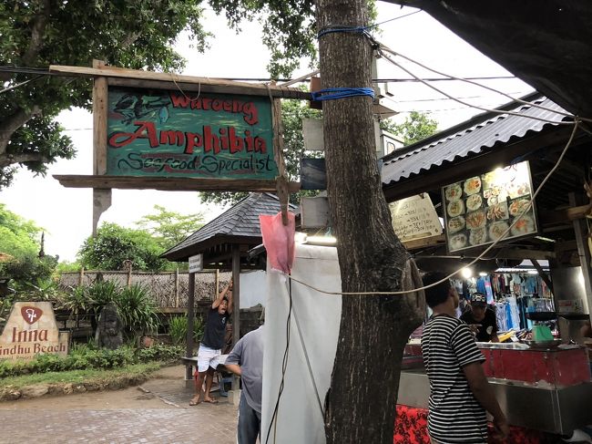 夕方、ランドリー屋さんで最後のお洗濯物を受け取って、<br />その足で気になっていたシーフードのワルンへ来ました。