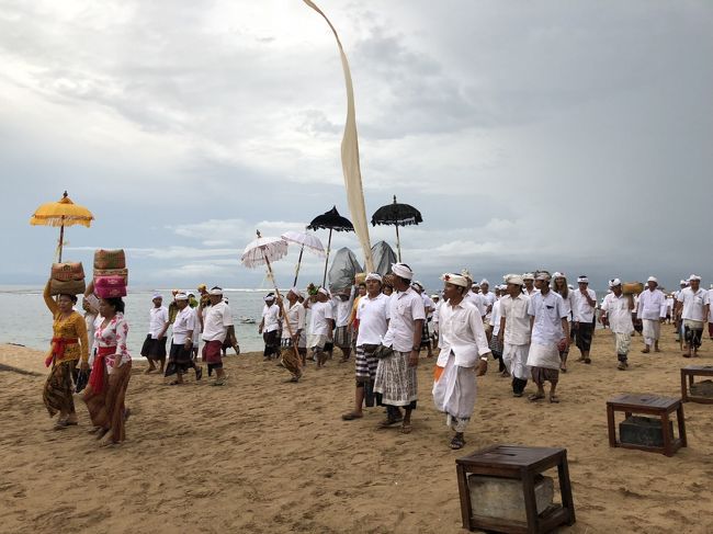 写真でしか見たことないような貴重な、海辺を歩く行列。<br /><br /><br />お料理は安くて美味しかったし、珍しい光景に出合えてラッキーだったし、<br />言うことなしですっ。