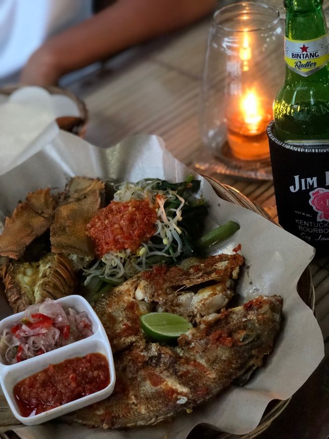 セミエビ美味くて。イカンバカール美味くて。<br />めちゃくちゃ美味くて。<br />間違いなく、今回の2017’子なしバリ島旅行No.1プレートに決定(*≧∀≦)ﾉ <br />セミエビ、一人一尾食べたかった、、ロブスターも食べたかった。。<br />でもこの後第二弾のアヤムベトゥトゥが控えているから、、守りに入ってしまった。<br /><br />これでいくらだと思います？ビンタン2本入れてもRp150,000(1300円弱)でした。<br />ジンバランのぼったくりイカンバカールなんか行けません。<br />夕日は見れませんがね。<br />