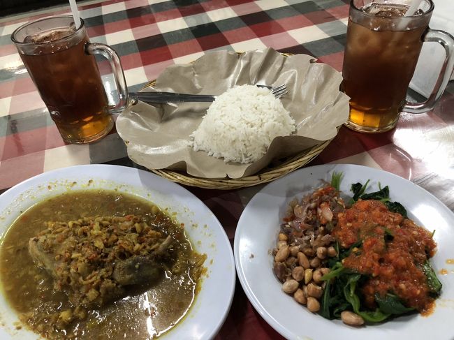 今回は既に腹五分目まで到達していたので、<br />１/４ベトゥトゥ(32k)とエス・テ(@6k)とナシ・プティ(6k)を二人でシェア。