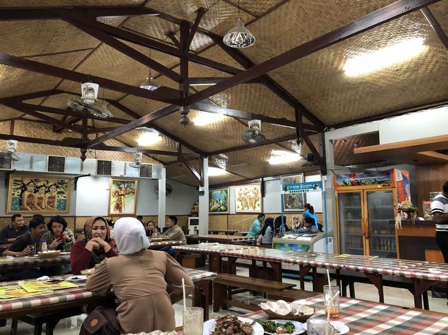 ジャワ島にもお店があり、そちらもすごく人気があるよう。<br />ジャワ人がバリ島に観光に来たら、皆さん挙ってこのお店にくるらしいです。<br />