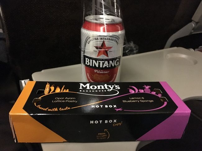 離陸直後、こちらが配られたよう。<br />私は爆睡中のため、主人が撮影。