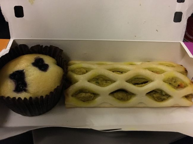 こんな夜食が配られたんだ、ということを家に帰って写真を見せられて知った私。<br />ブルーベリーマフィンは食べなかったらしいが、ミートパイ、じゃなくてパン、のようなものは結構美味しかったと主人。<br /><br />「こんなの配られたの！？マフィン美味しそうじゃん！知らなかったよ、なんで置いてってくれないのよ、お金払ってんのに(#ﾟДﾟ)」<br />「・・・よく寝てたからじゃない。。。」