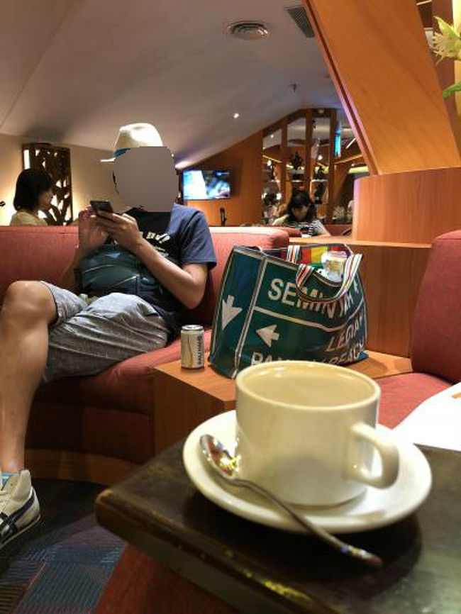 もう何も食べられない、飲めない。。。<br />と言いつつコーヒーを一杯。