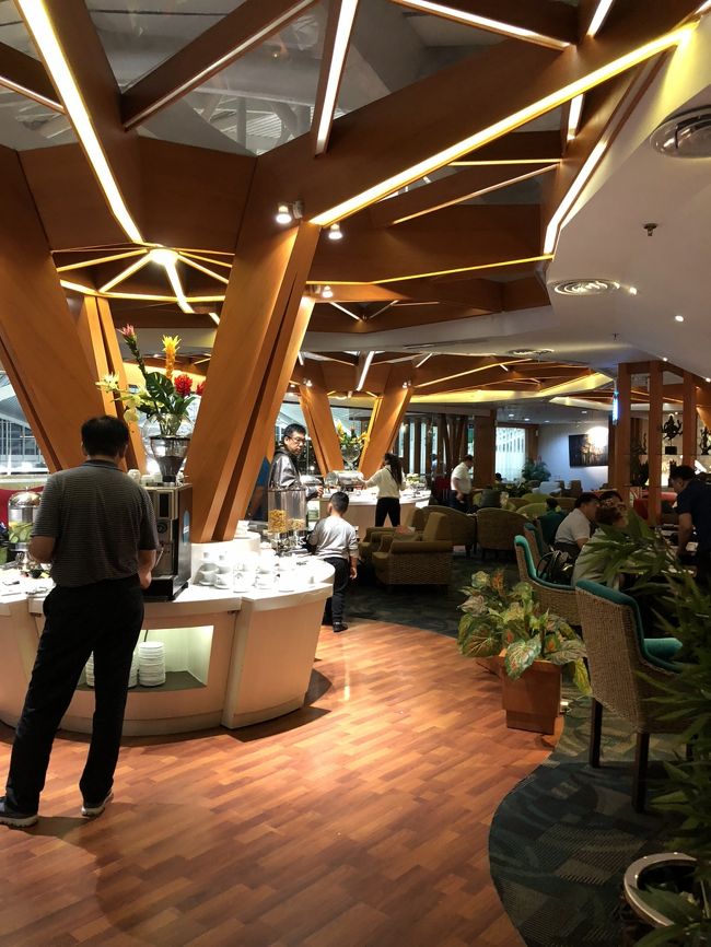 Priority Passで入れる「Premier Lounge」<br />座れましたが、ここは結構混んでました。