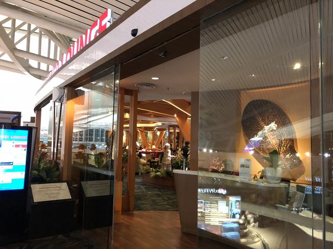 空港に到着。<br />夜はいつも混み混みのこの時間帯も、今回はガラガラ。<br />イミグレも全然並ばずすんなり通過しました。<br /><br />空港内のショップで、娘へのお土産(サーファーガールのグッズが欲しいとのリクエストを受けていたのでミッションを果たさなければ；ﾟДﾟ)))のサンダルを購入し、０：４５発のＧＡ８８０便のため、まだまだ時間があるのでラウンジに来ました。