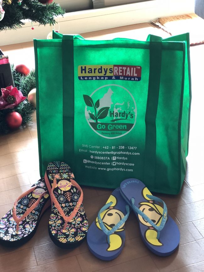 最後に、、、<br />ハルディスのエコバッグ(Rp10,890)と、<br />娘へのお土産のサンダル(右150k)と、なぜか私も買ってしまったサーファーガールのサンダル(左180k)です。