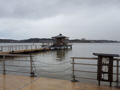 橋立漁港からキャンバスで片山津温泉まで１０分程度です。

小雨の中、ホテル周辺を散歩してみました。
ここは柴山潟湖畔に浮かぶ「浮御堂」

湖上遊覧の屋形船の船着場もあります。