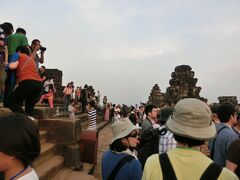 プノンバケンに夕日を見に行きました。
この日は大晦日で、今年最後のサンセット。

遺跡？丘？の上から見るのですが、沢山の人がいました。
手すりを超えて場所取りしている人もいて、
警備員が何度も注意にまわっていました。

人数制限も行っているようです。