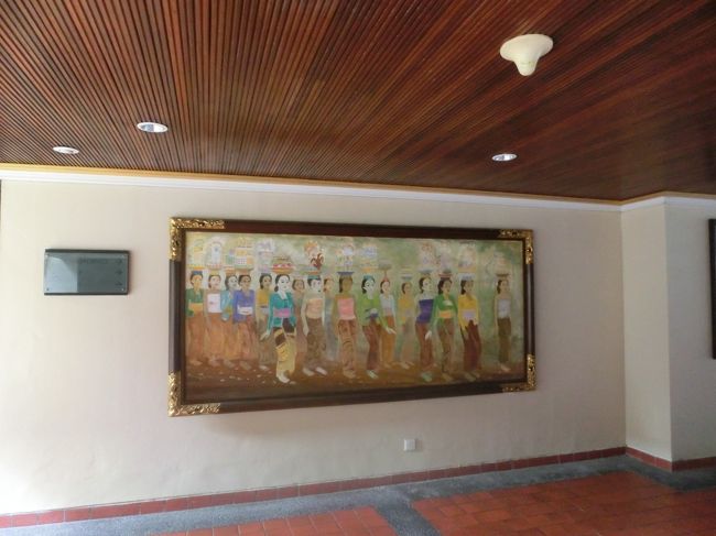 ホテルのフロントから部屋へ行く通路にある絵画です。