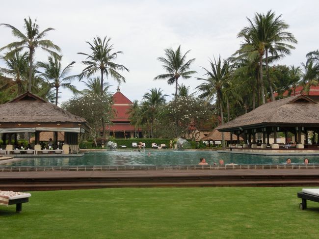 一般のプールです。クラブルームゲスト専用のプールもあります。<br />