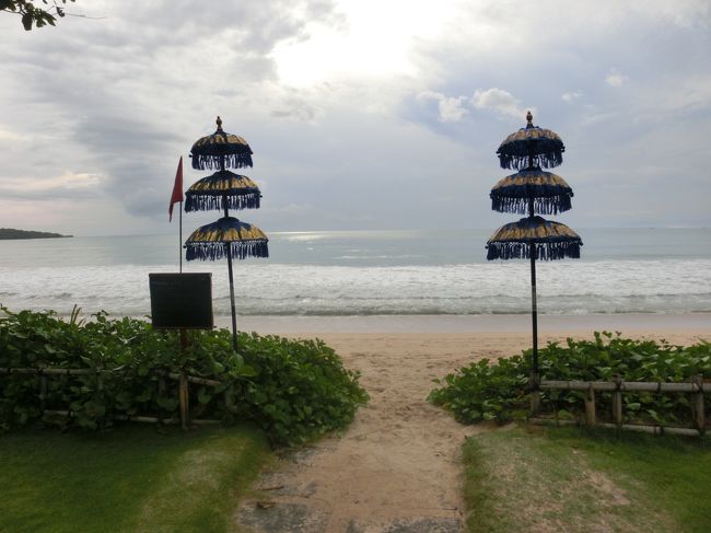 ビーチへはここから。当日は波が高かった為、赤い旗が立っていました。