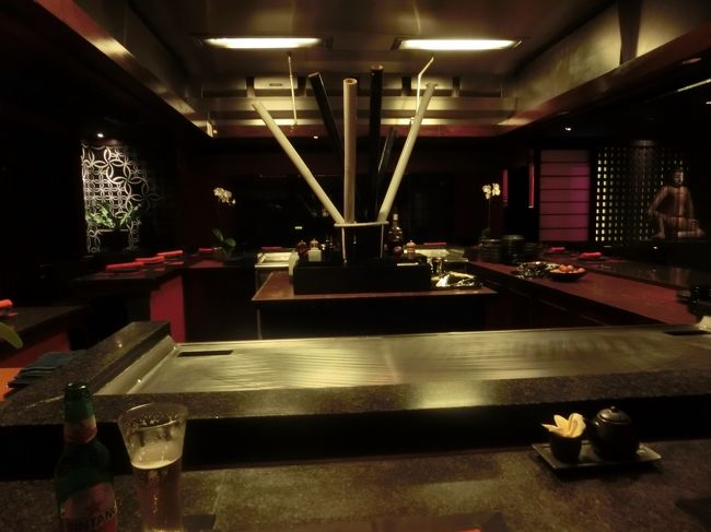 入り口でエプロンを着けてもらいこの部屋に入ります。シェフ待ちです。