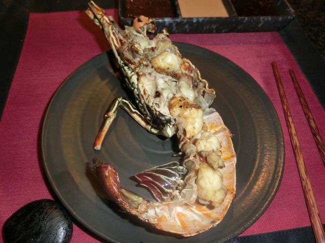 ロブスター半分にバターレモン醤油添えです。身はしっかり詰まっていました。