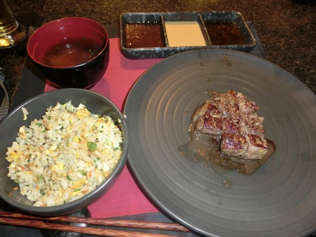 チャーハンと主菜のビーフテンダーロインステーキ、味噌汁です。