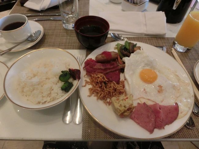 朝は毎日ホテルのバフェです。インサイドとアウトサイドの席がありますが、迷わずインサイド。