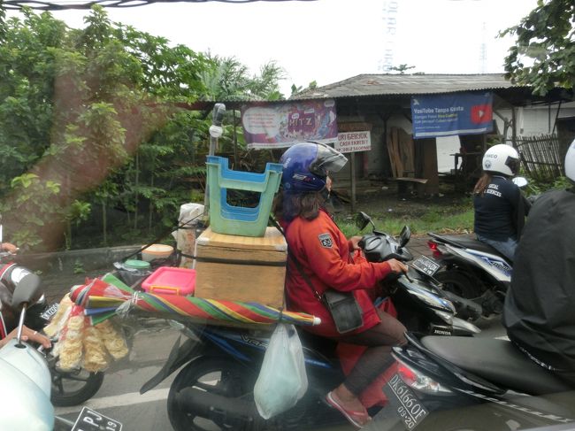ウブドへ向かう途中の道が大渋滞でバイクは歩道に入ったりで、この先で裏道に入りました。