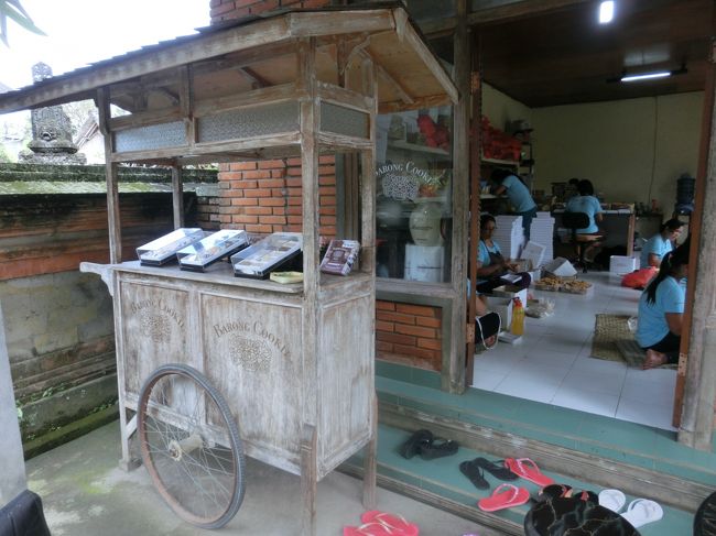 建物の中では女性がクッキーの袋詰めを行っていました。