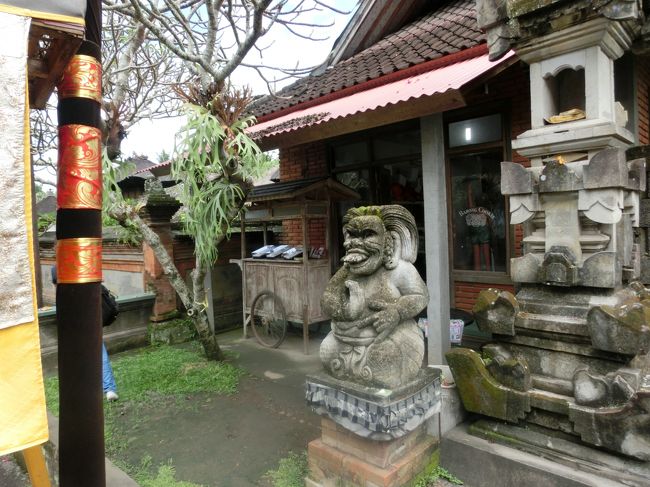 店の下り口です。車ですと思わず通過してしまいそうな小さな店です。一度通過してしまい、二回目で見つけました。店の前の通りは一方通行なので注意して下さい。