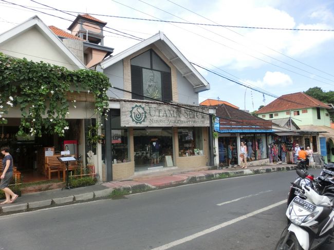 バリ島を代表する老舗のオーガニックコスメブランドのウタマ・スパイスです。リキッドソープが人気です。