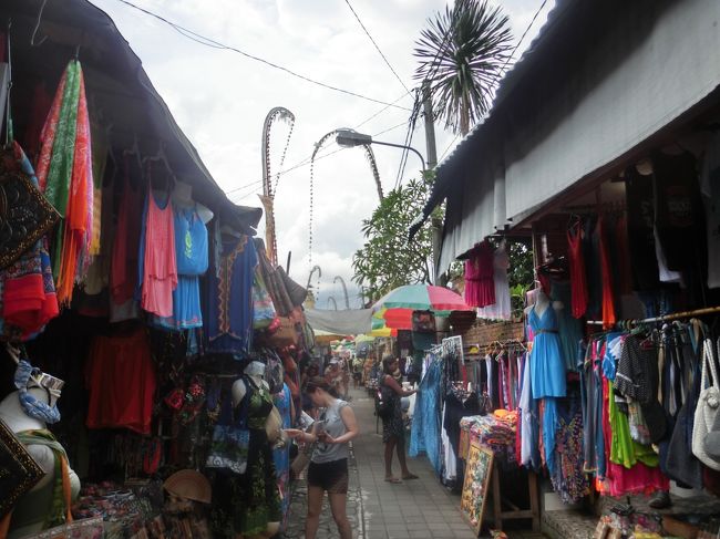ウブド市場につながる細い通りには、衣料品や民芸品の店が沢山並んでいます。