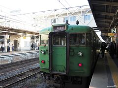 JR草津駅　年季の入った草津線の車両

彦根8:02発の電車で草津8:41着。
草津駅のコインロッカーに荷物を入れて、草津線に乗り換え。
草津8:57発の電車で甲西へ行き、コミュニティーバスに乗って善水寺へ。
ここでハプニング！
ＪＲ草津線が遅れて（関西本線が霧のため遅延、接続する草津線にも影響が）、
甲西駅で9:25発のコミュニテイーバスに乗り換えができず。