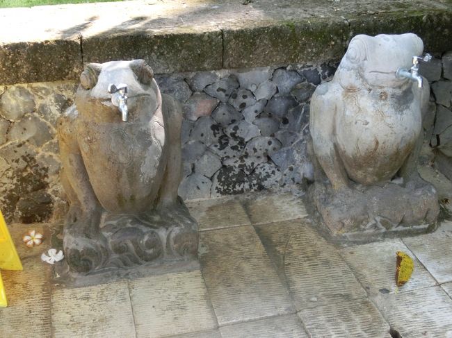 こんな像がプールサイドの脇に幾つかありました。