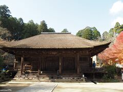 湖南三山　長寿寺　本堂（国宝）

湖南市最古の名刹で鎌倉時代に再建された建造物。
本尊は子安地蔵（秘仏）、ご利益は子宝・安産・長寿。

天平年中創建し貞観年中に焼失したものを復元。
桁行五間、梁間五間、屋根一重寄棟造、向拝三間檜皮葺、四面廻廊と天台伽藍には珍しい建物だそうです。
