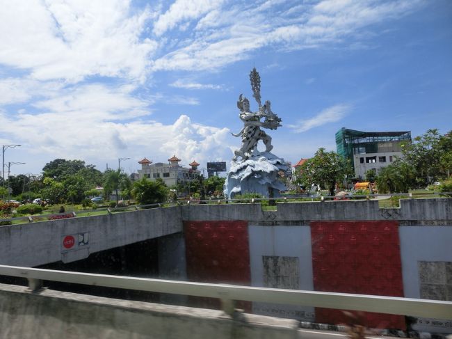 隣のル・メリディアン・バリ・ジンバランホテルからクラクラバスに乗り、Tギャラリア・バリへ向かいました。これ、何の像だろうか？