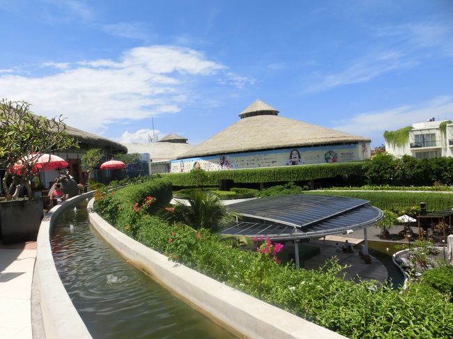 商業施設の他にこの様な遊歩道も在ります。