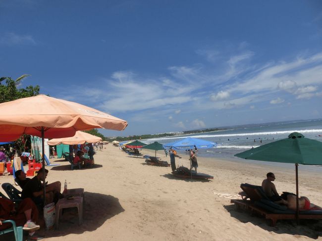 モールの前はクタビーチです。