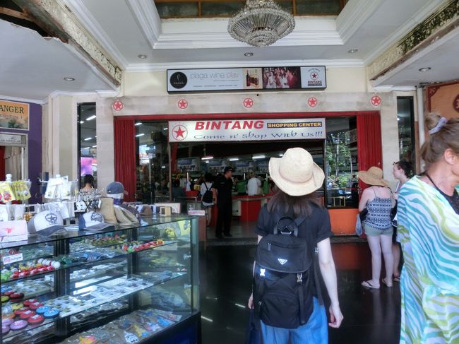 いつも寄るビンタンスーパーマーケットです。大きなバック等は入り口で預けます。