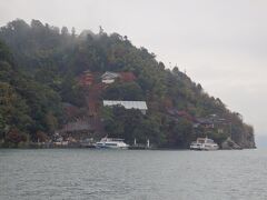 寄港地の竹生島が眼前に迫る。
参拝・見学する宝厳寺や都久夫須麻神社が見えます。