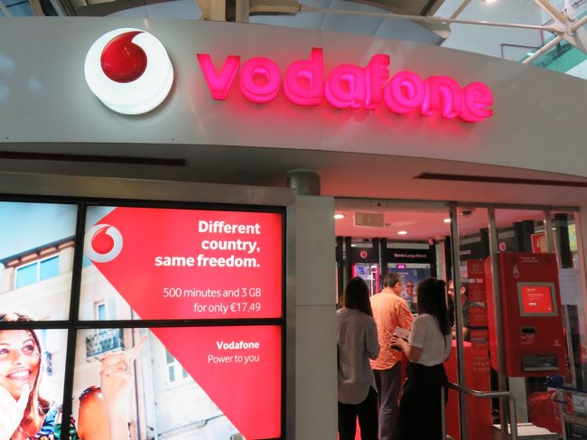 空港に到着。simフリー携帯を利用しているのでまずはプリペイドsimを入手しようと空港内にあったこちらへ。<br />1週間程度の滞在なのでスタッフの説明を聞いて1GBのSIMでお願いすることにしました。20ユーロナリ。<br />アジアに比較すると高いです。