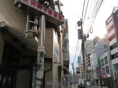 そして天神通り商店街に到着。

商店街の両方の入り口にある街路灯の上にはゲゲゲの鬼太郎が…