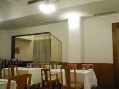 夕食はグリル「ウイステリア」でビーフカレーのコース。