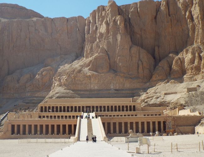 　ハトシェプスト女王葬祭殿＝エジプト・ルクソール西岸にある古代エジプト唯一の女性ファラオ、ハトシェプストが造営した葬祭殿です。<br /><br />　ここは1997年11月、ルクソール事件の現場となり、外国人58人を含む62人が亡くなる事件が発生し、その中には多くの日本人新婚旅行者も含まれていました。　　「ああ、ここがあの現場なのかと…　合掌!!」