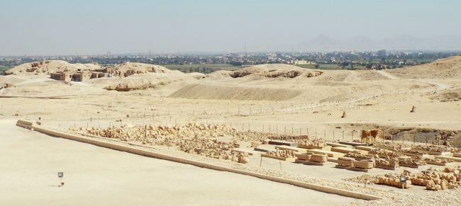 　王家の谷＝エジプトテーベ(現ルクソール)のナイル川西岸にある岩山の谷にある岩窟墓群のことです。古代エジプトの新王国時代の王達の墓が集中していることからこの名があり、24の王墓を含む64の墓が発見されています。西の谷と東の谷があり、東の谷に60、西の谷に4の墓があります。