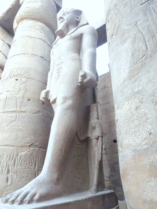 　ファラオ(ラムセス2世)の足元には、決まってお妃の像があります。ご夫婦仲の良い証拠だそうです!!