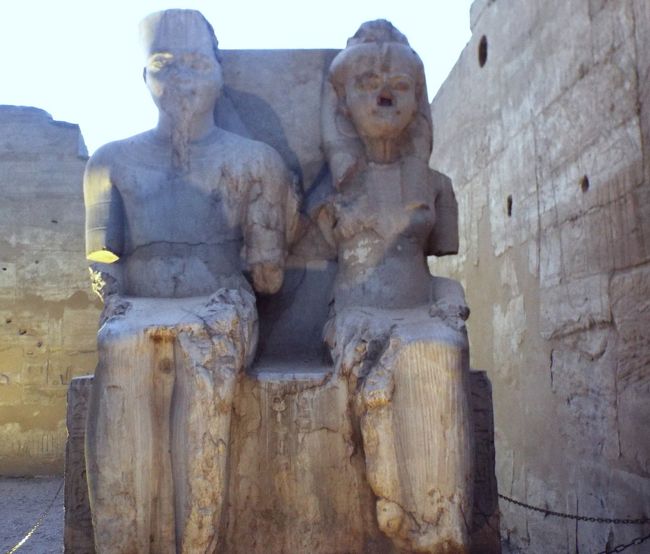 　これはツタンカーメン王とお妃の像です。とても仲の良いご夫婦だったそうです。