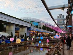 夕方になり、東京ドームシティのイルミネーションにも明かりが付きました。
今年のテーマはときめくスイーツ！