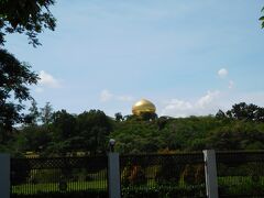 　次に王宮（イスタナ ヌルル イマン）の辺りに行ってみました。中に入れるわけではないですが、外から金色の玉葱ドームは見ることができました。