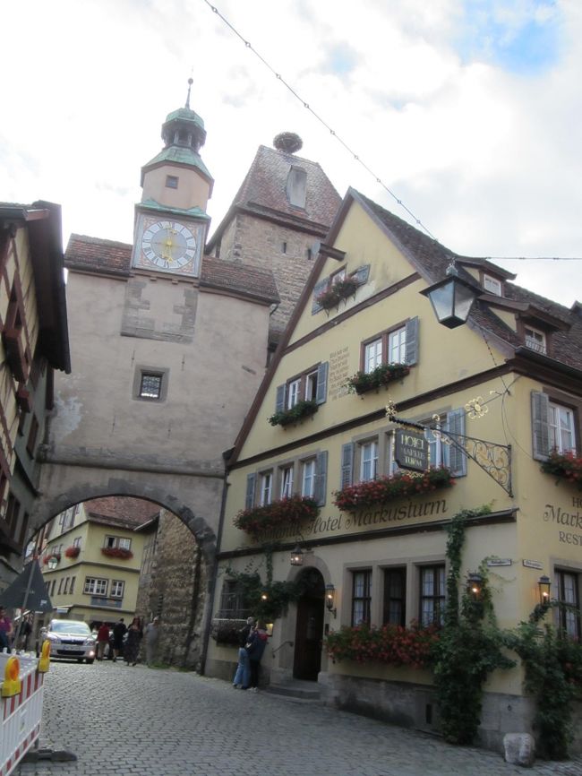 最初の目的地はローテンブルク。ホテルはロマンティック　ホテルです（土産物屋で　この写真と同じアングルの絵はがきが売ってました）