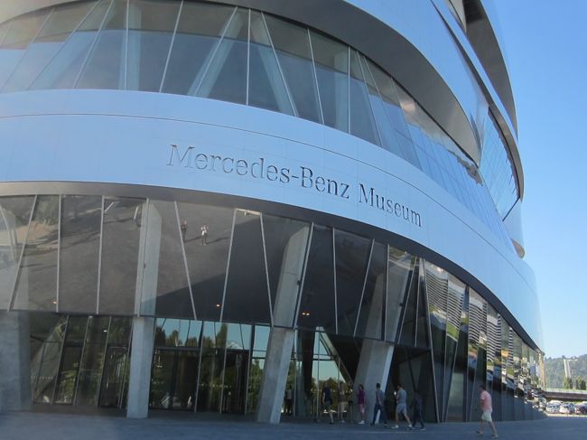 次の日はメルセデスベンツ博物館の観光です、車好きでない人でも楽しめます