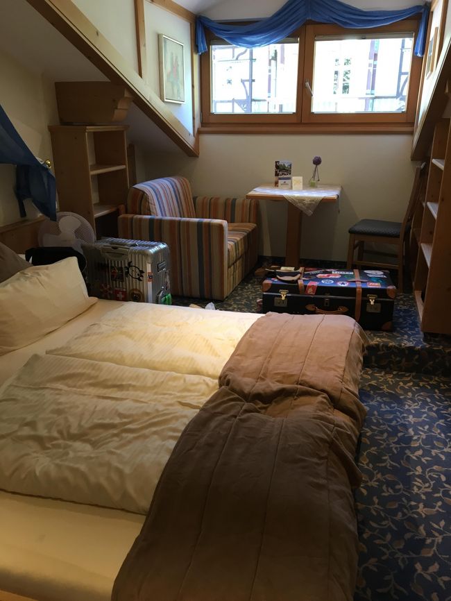 部屋は少々狭いです