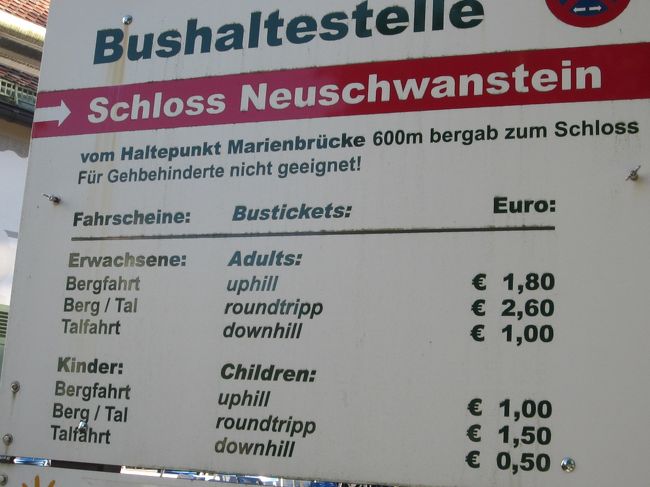 麓からお城まではバスか馬車に乗るのが便利です（徒歩だと結構　上り坂を歩きます）。当然　バスの方が安いです