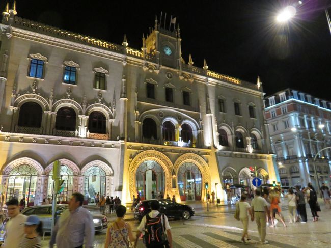空港到着はちょい遅め。個人旅行のためそこからの市内アクセスは地下鉄を利用しました。<br />日本からのリスボン到着便は夜遅い時間が多いようです。<br />市内へのアクセスは地下鉄を利用することに。一人旅のため時間が遅い場合の治安はどうなんだろ、と思いましたが空港からであればスーツケースを持った人が多数いたこともあり、なるべく旅行者の多そうな車両にのることにしましたが、それほど気になることはありません。ホテル最寄のRossio駅に到着し、googleをたよりにホテルを探しましたが、レストラン街が立ち並ぶど真ん中にある所。とりあえずチェックインをすませるとすでに21時近い時間ではあったものの周辺はまだまだ食事をしている人たちが大勢いました。<br />飛行機での食事はしていたのでとりあえず飲み物を求めに近所を歩いてみることに。<br />駅もキレイー<br />