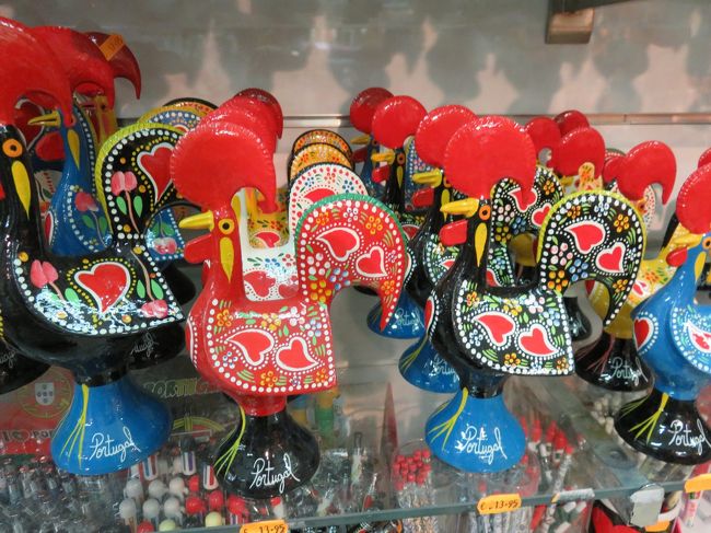 近所のお土産やさんに水あるかなーとのぞいたらこれがあった。ポルトガルといえばのにわとり。<br />だけどどうみてもお店の人がアジア系の人だった。お土産に友達から購入を頼まれていたものの、もしかしてメイドインチャイナとかだったらどうしよう、とか考えて後日ポルトガルハンドメイドのお店で購入しました。<br />以外に値段が高いです。